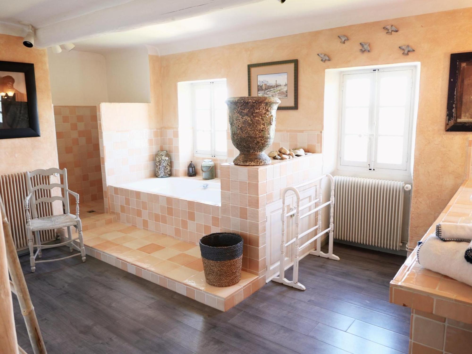 Superbe Mas Provençal 600m2 avec une Superbe Piscine Chauffée et très grand jardin 9000m2, situé au cœur du Luberon en campagne proche de L'Isle sur la Sorgue, 12 personnes, LS2-17 FIGNOULADO Cavaillon Esterno foto
